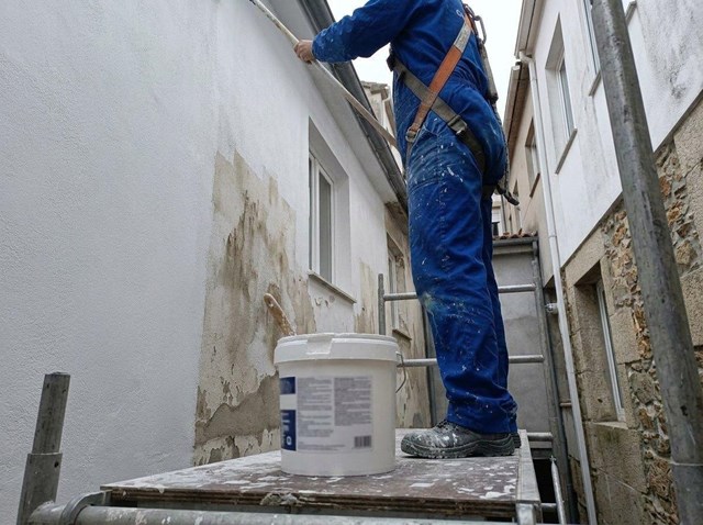 Acabados duraderos: pintura de fachadas y patios de luces en A Coruña - Imagen 1