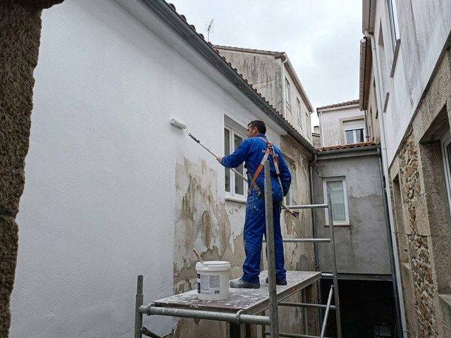 Acabados duraderos: pintura de fachadas y patios de luces en A Coruña