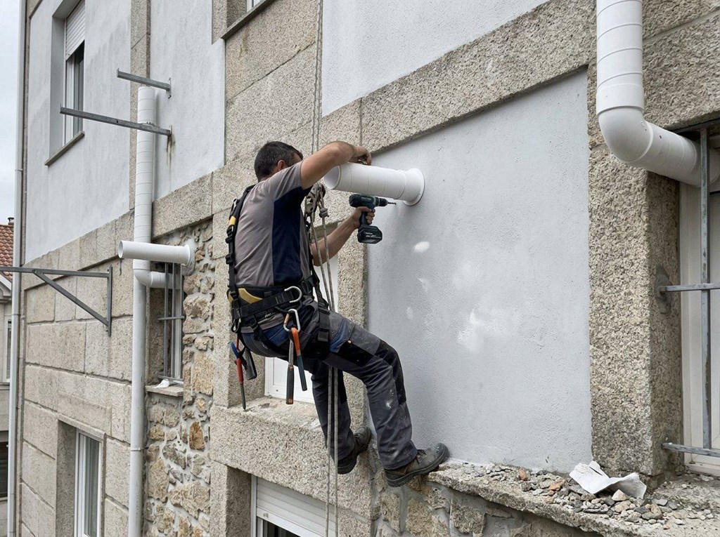 Foto 1 Así garantizamos una ventilación segura: tubos de ventilación en fachadas en A Coruña