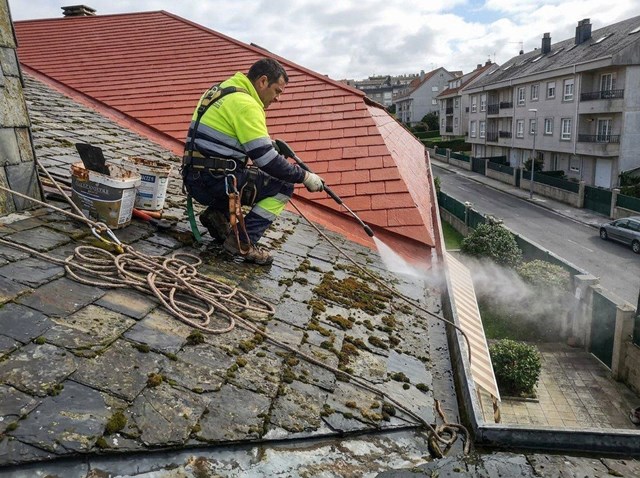 Devuelve la vida a tu cubierta: lavado y pintado de tejados en A Coruña - Imagen 1
