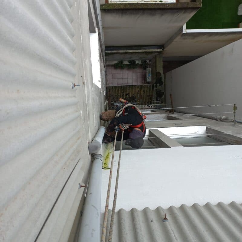 Canalones limpios que preservan la estética del hogar en A Coruña