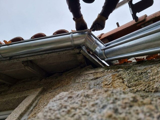 Sustitución de tramos dañados de canalones en A Coruña - Imagen 1