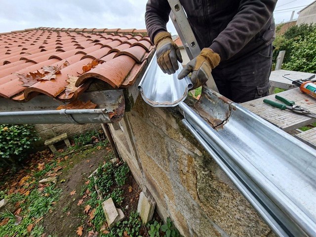 Sustitución de tramos dañados de canalones en A Coruña